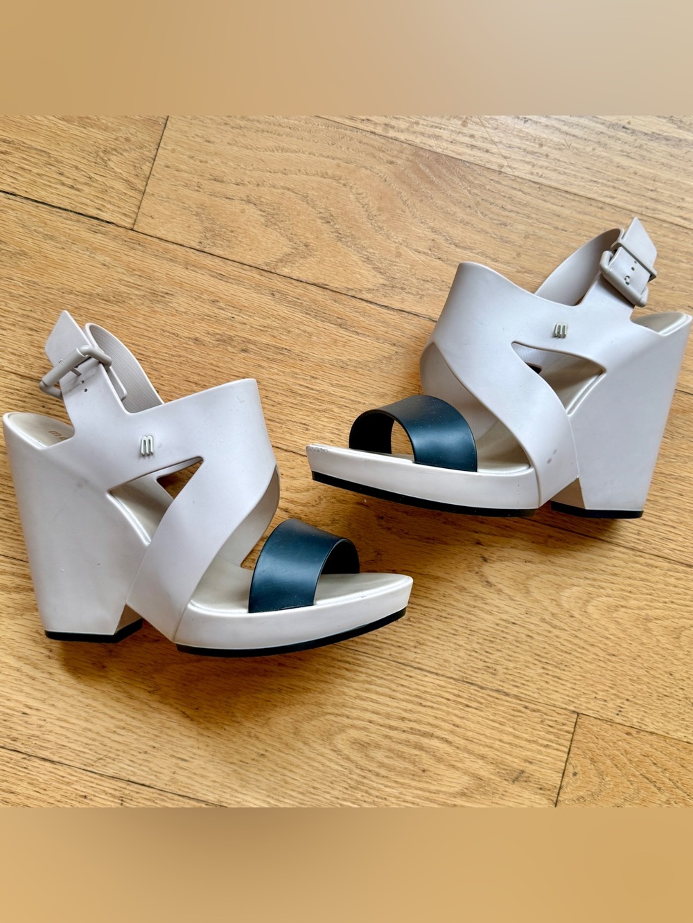 Melissa Vegan chic Wedge Sandals cream/blk
Vintage - excellent shape 🖤 sz 9